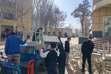 志愿服务暖人心，桌椅搬运展担当