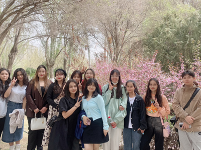 巾帼绽芬芳，奉献新时代