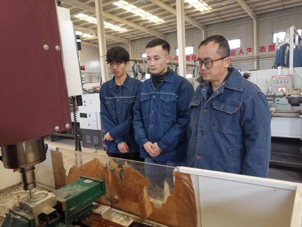 在车间指导学生参加新疆模具数字化设计与制造技能大赛