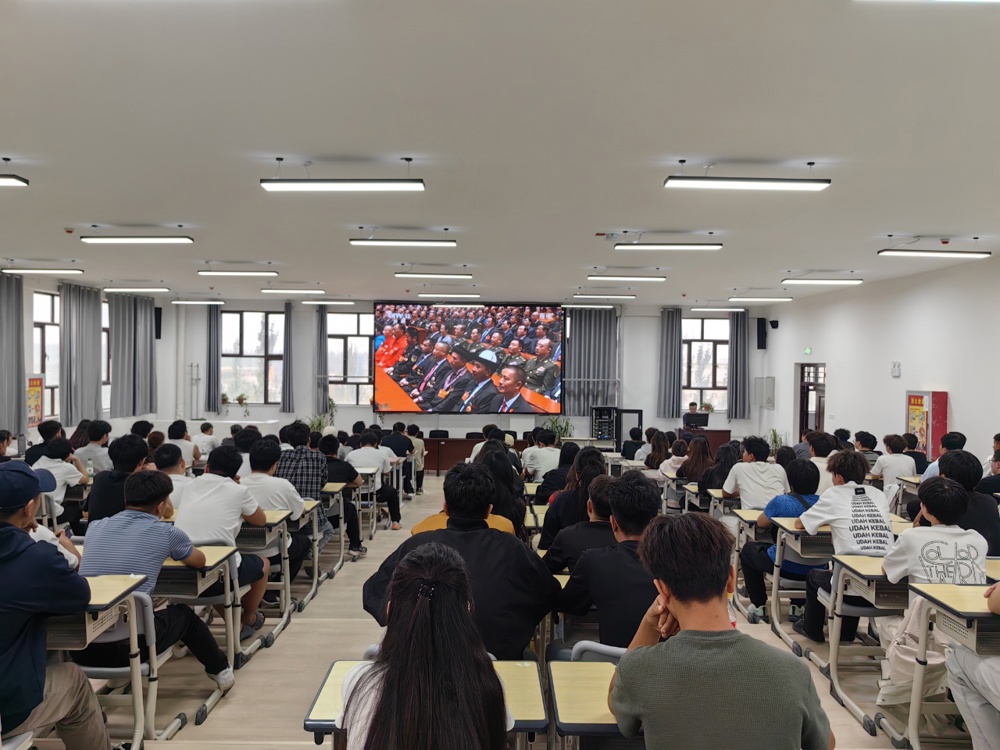 机电与能源学院师生观看新疆维吾尔自治区成立70周年庆祝大会热议！