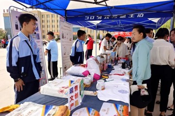 BB贝博艾弗森原官方网站职业周教育艺术系包装文创展览