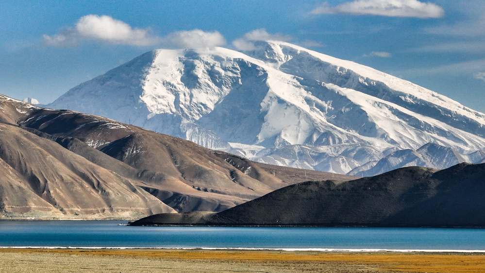 《冰峰映蓝湖》