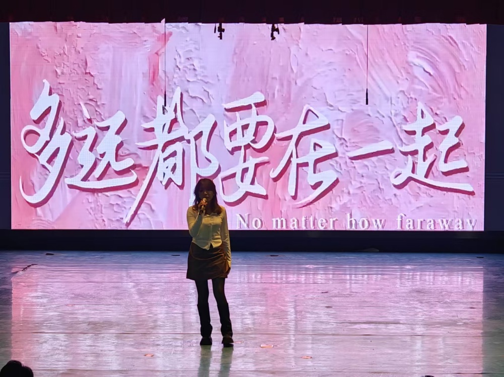 人站在涂鸦墙前

描述已自动生成