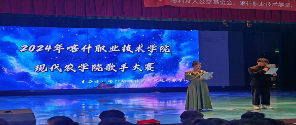 图片包含 人, 水, 前, 舞台

描述已自动生成