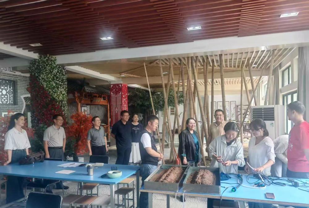 刘雅涵书记一行视察