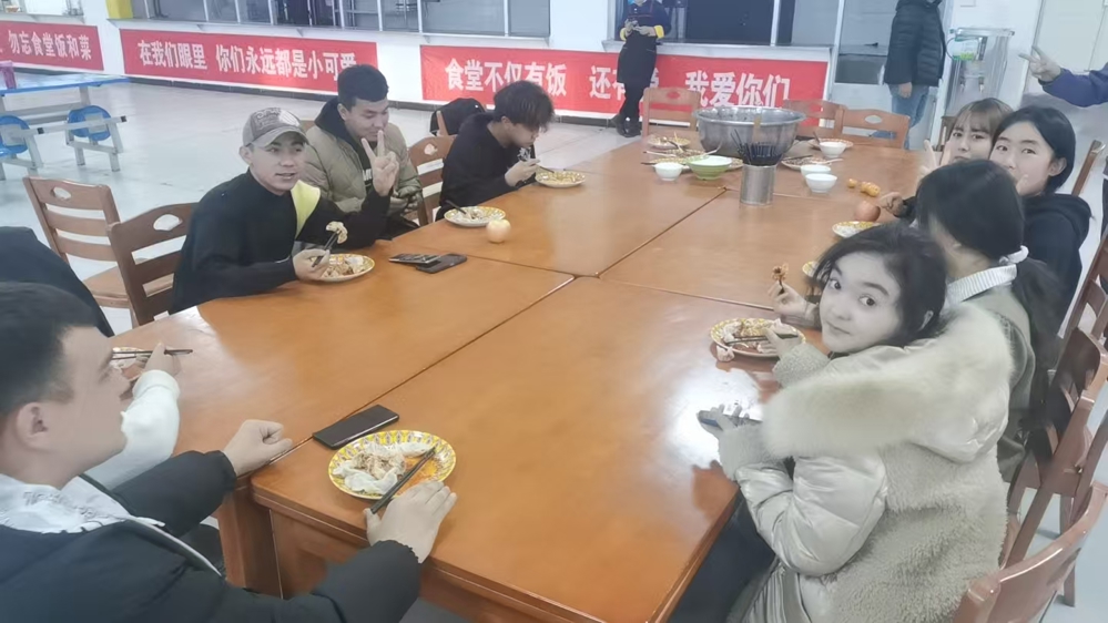 小孩们在房间里

中度可信度描述已自动生成